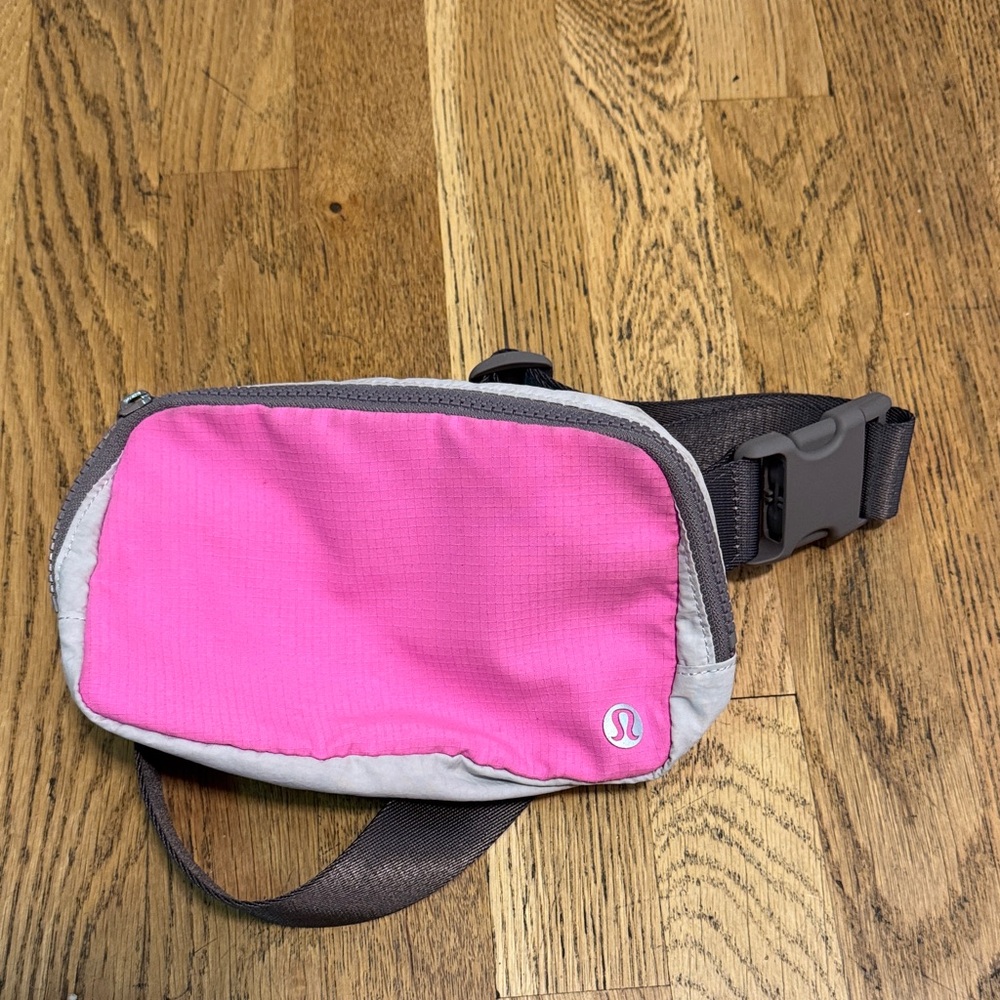 Everywhere Belt Bag 1L color- Pow Pink Light/Lunar Rock/Chrome